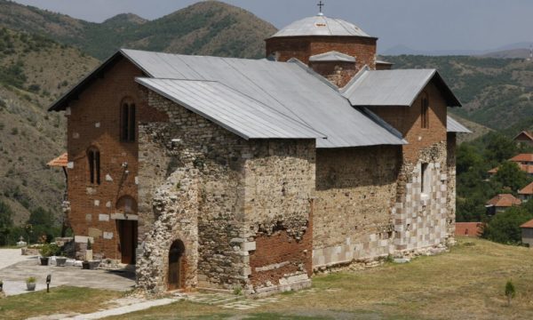 Shefi i kabinetit të Kurtit: S’dihet nëse priftërinjtë në Manastir kanë diçka me ta apo po mbahen pengje