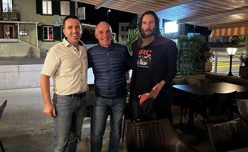 Keanu Reeves viziton restorantin shqiptar në Zvicër