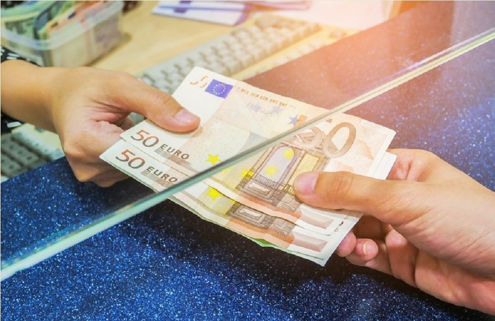 Deponohen mbi 1 mijë euro false në një bankë në Fushë Kosovë, policia nis hetimet