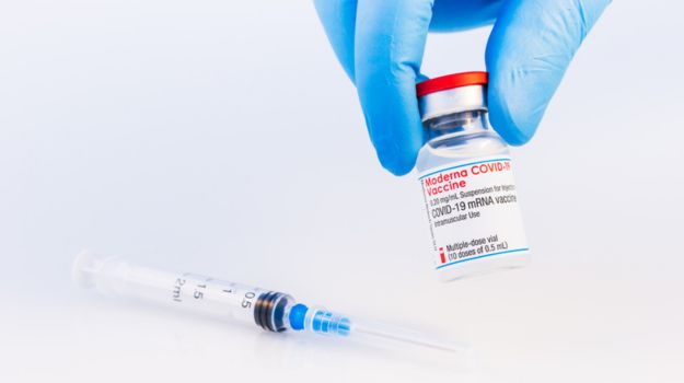 Moderna: Vaksina e përditësuar kundër COVID-19 është efektive ndaj varianteve më të reja
