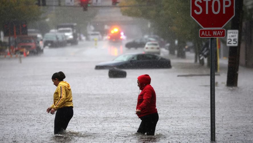 Shiu rekord në qytetin e Nju-Jorkut shkakton përmbytje