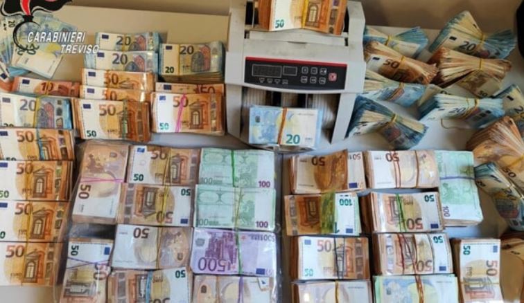 Dy shqiptarë arrestohen në Itali, u kapën me 58 kilogramë drogë e mbi 400 mijë euro para