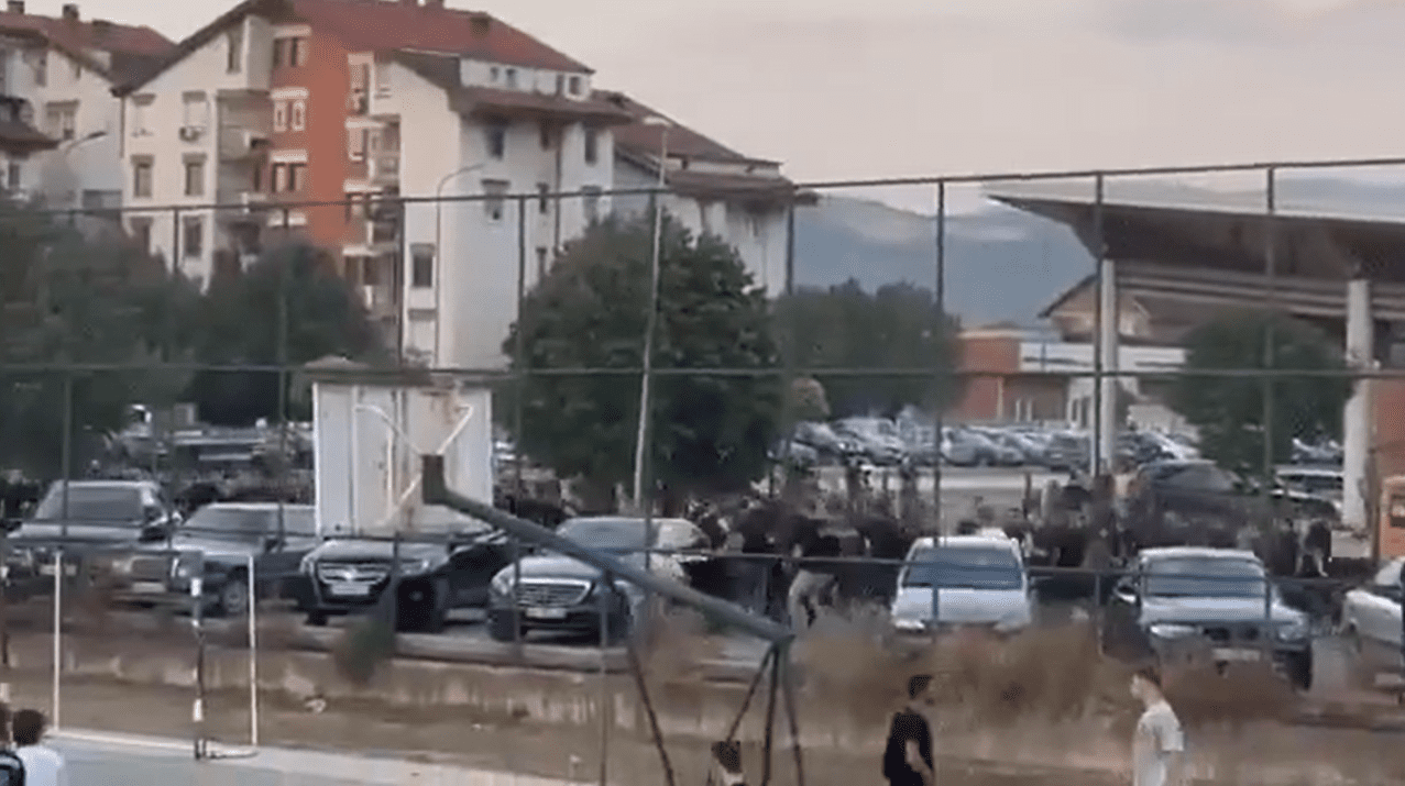 Përleshje në Suharekë mes tifozëve të Pejës dhe Trepçës (Video)