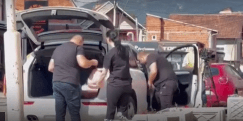 Serbët e ngujuar në objektin komunal në veri furnizohem me ushqim (Video)