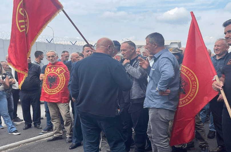 Protestuesit e OVL e UÇK-së hedhin telefonat në oborr të EULEX-it