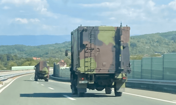 Pas alarmit amerikan, autokolona ushtarke serbe shihet duke lëvizur nga Vranja drejt Nishit