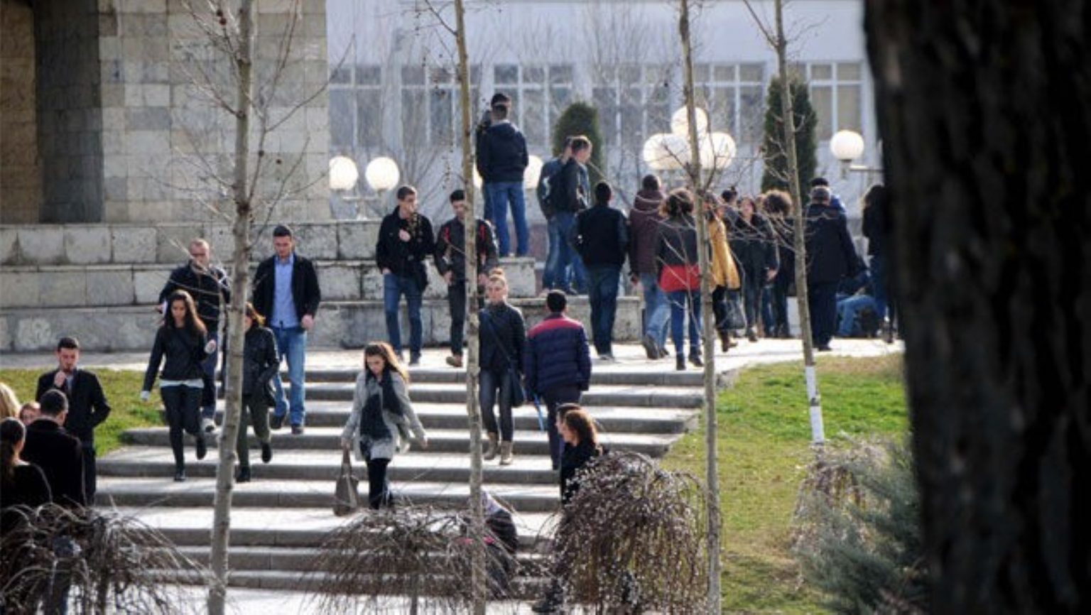 Gati 100 mijë të rinj në Kosovë nuk janë as në shkollë, as në trajnime e as në punë