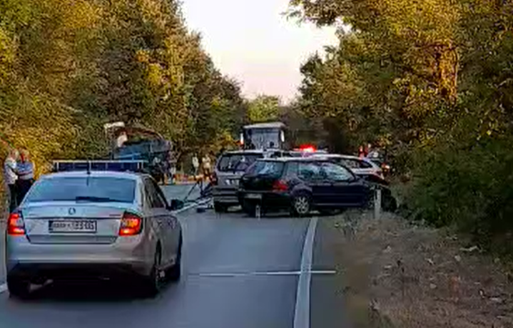 Aksident mes disa automjeteve në magjistralen Prishtinë-Pejë, nëntë persona lëndohen