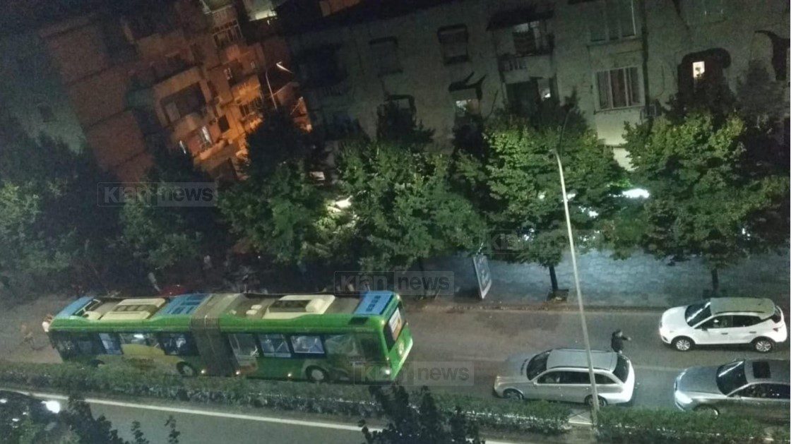 Autobusi përplas 2 vetura në Tiranë