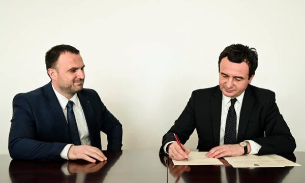 Shefi i kabinetit të Kurtit: Serbia refuzoi të nënshkruajë marrëveshjen, përmendën një ‘lëndim’ të dorës nga presidenti i Serbisë