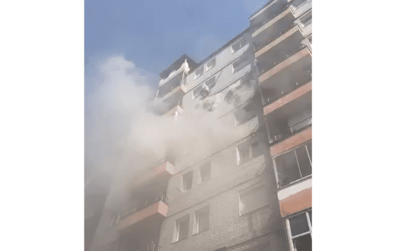 16 persona kërkuan ndihmë mjekësore pas djegies së një banese në Fushë-Kosovë