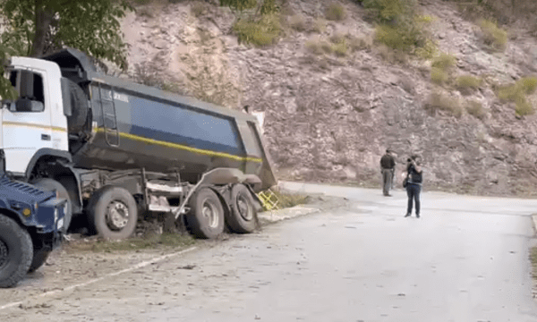 Policia e Kosovës po patrullon me njësitin e qenve në Banjskë në kërkim të trupave dhe armatimeve