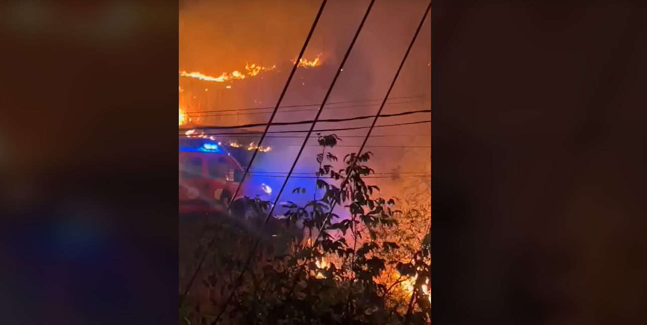 Zjarr i madh në Shkabaj, rrezikohet edhe objekti i RTV Dukagjinit