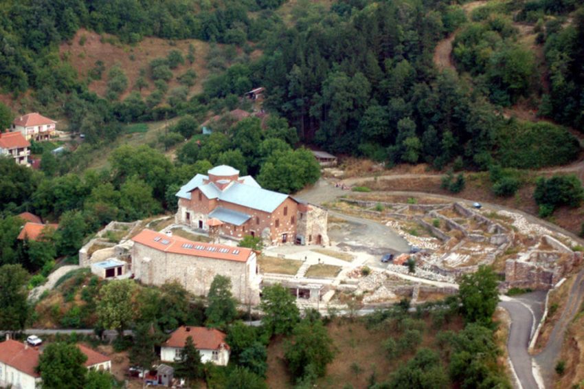 Manastiri i Banjskës vazhdon të jetë nën kontrollin e policisë, shihen edhe makinat e EULEX-it