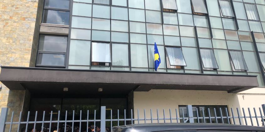 Alarm i rrejshëm për një shpërthim bombe afër objektit të Komunës së Mitrovicës së Veriut