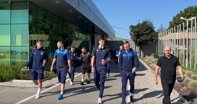 Lojtarët e Kombëtares së Kosovës nisen drejt Bukureshtit për t’u rikthyer te fitoret