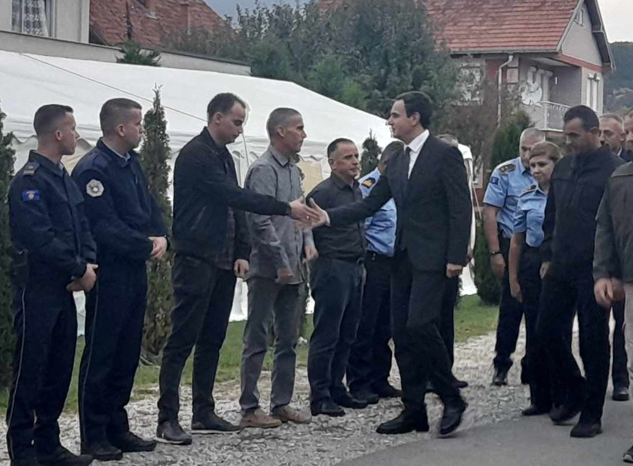 Kurti shkon për ngushëllime te familja e policit të vrarë