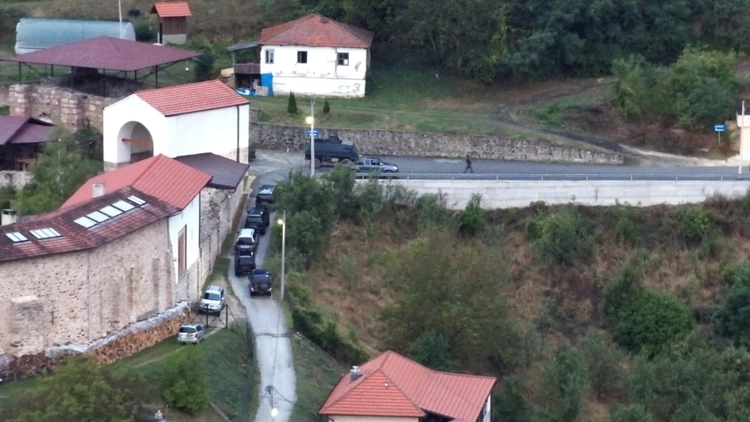 Dioqeza Rashkë-Prizren del me detaje: Personat e armatosur janë larguar nga Manastiri i Banjskës