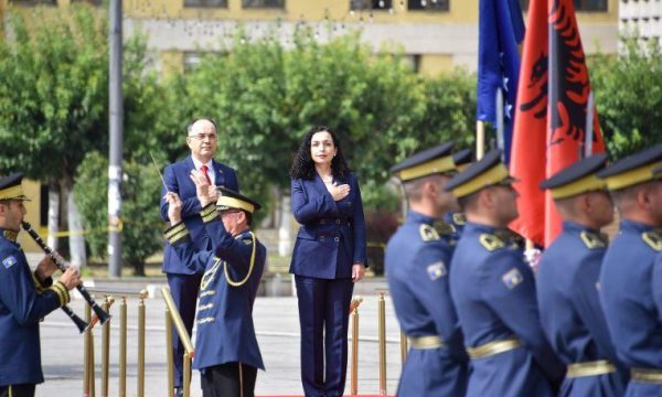 Osmani mbërrin në Shqipëri, pritet me ceremoni zyrtare nga Begaj