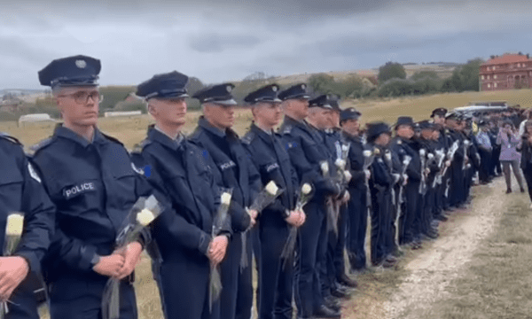 Varrimi i policit Afrim Bunjaku, Hovenier dhe Szunyog në ceremoni