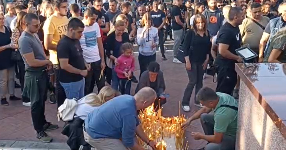 Serbët në Zveçan ndezin qirinj për terroristët e vrarë në Banjskë