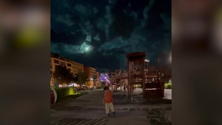 Momenti kur një meteor “çan” mes për mes qiellin e Turqisë