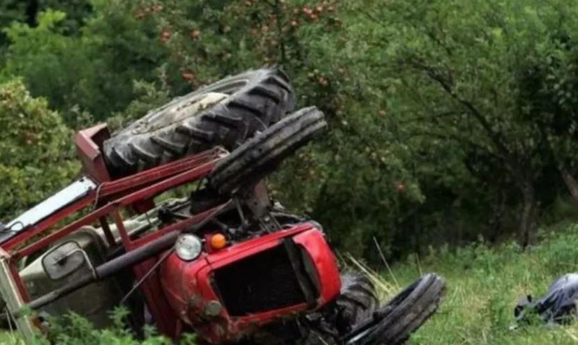 Vdes një person pasi rrotullohet me traktor