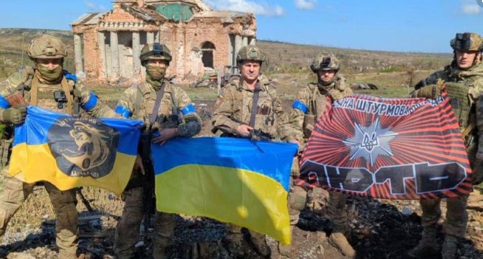Luftime të ashpra afër një vendbanimi që Ukraina thotë se e ka çliruar