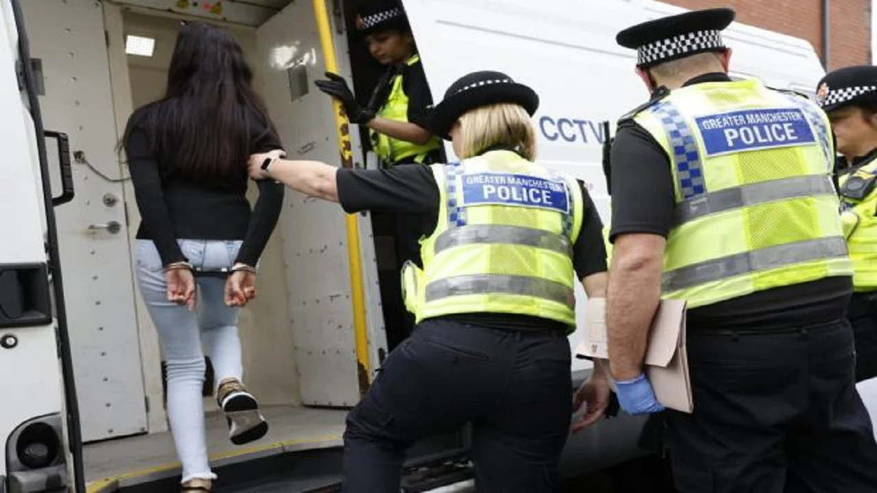 Rasti i parë: Ekstradohet një vajzë shqiptare e shpallur në kërkim, prangoset në Londër