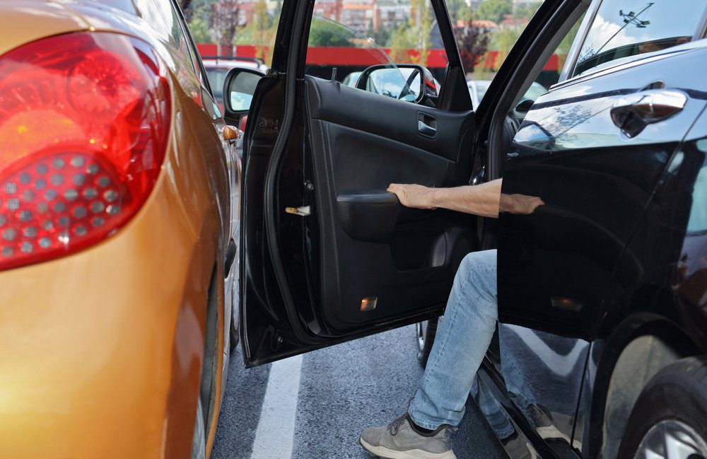 Punëtori i parkingut “Bleri” në Prishtinë ia vjedh rreth 1 mijë euro nga vetura klientit që ia la çelësat