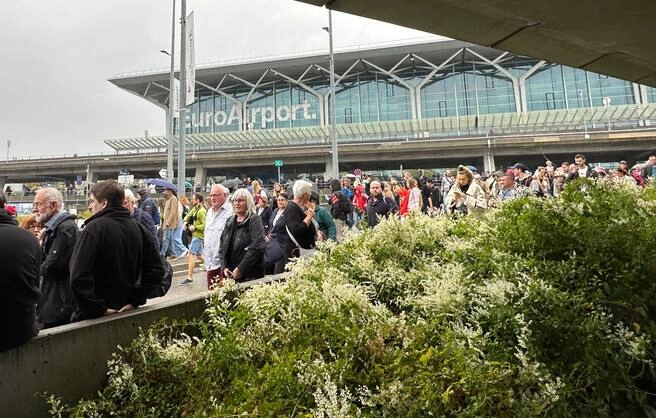 Evakuohet aeroporti i Baselit