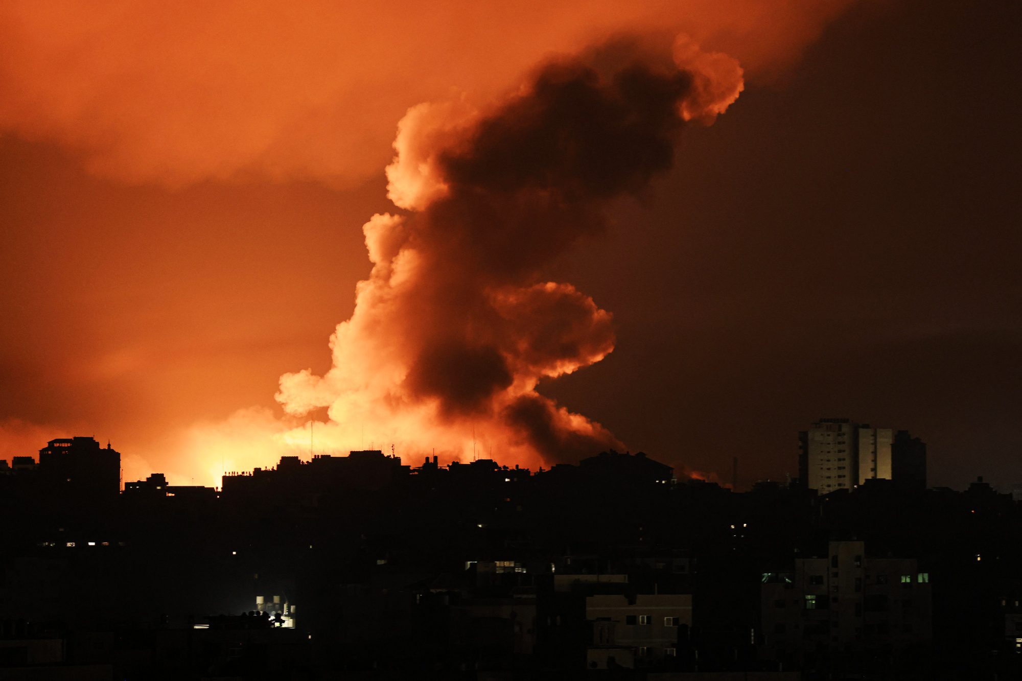 Ushtria izraelite publikon pamjet: Aeroplanët tanë bombarduan selinë e Hamasit dhe bankën që e financonte