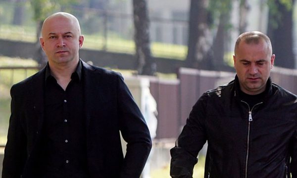 Me xhipa të shtrenjtë, kështu dolën para gjyqit Radoiçiq dhe Veselinoviq, “heronjtë e Vuçiqit nga Kosova”