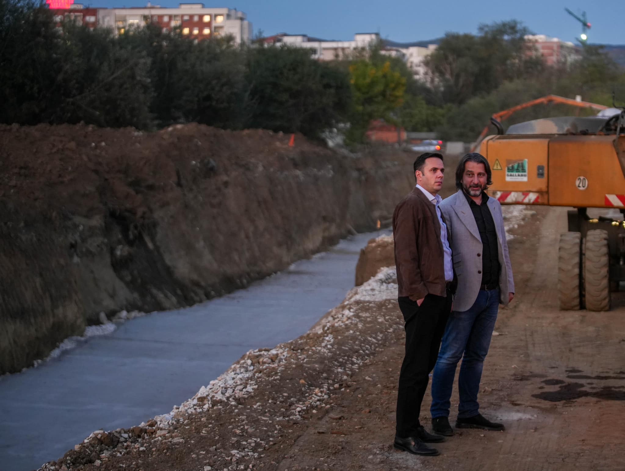 Abdixhiku e quan çmenduri ndërprerjen e punimeve të Rrugës A