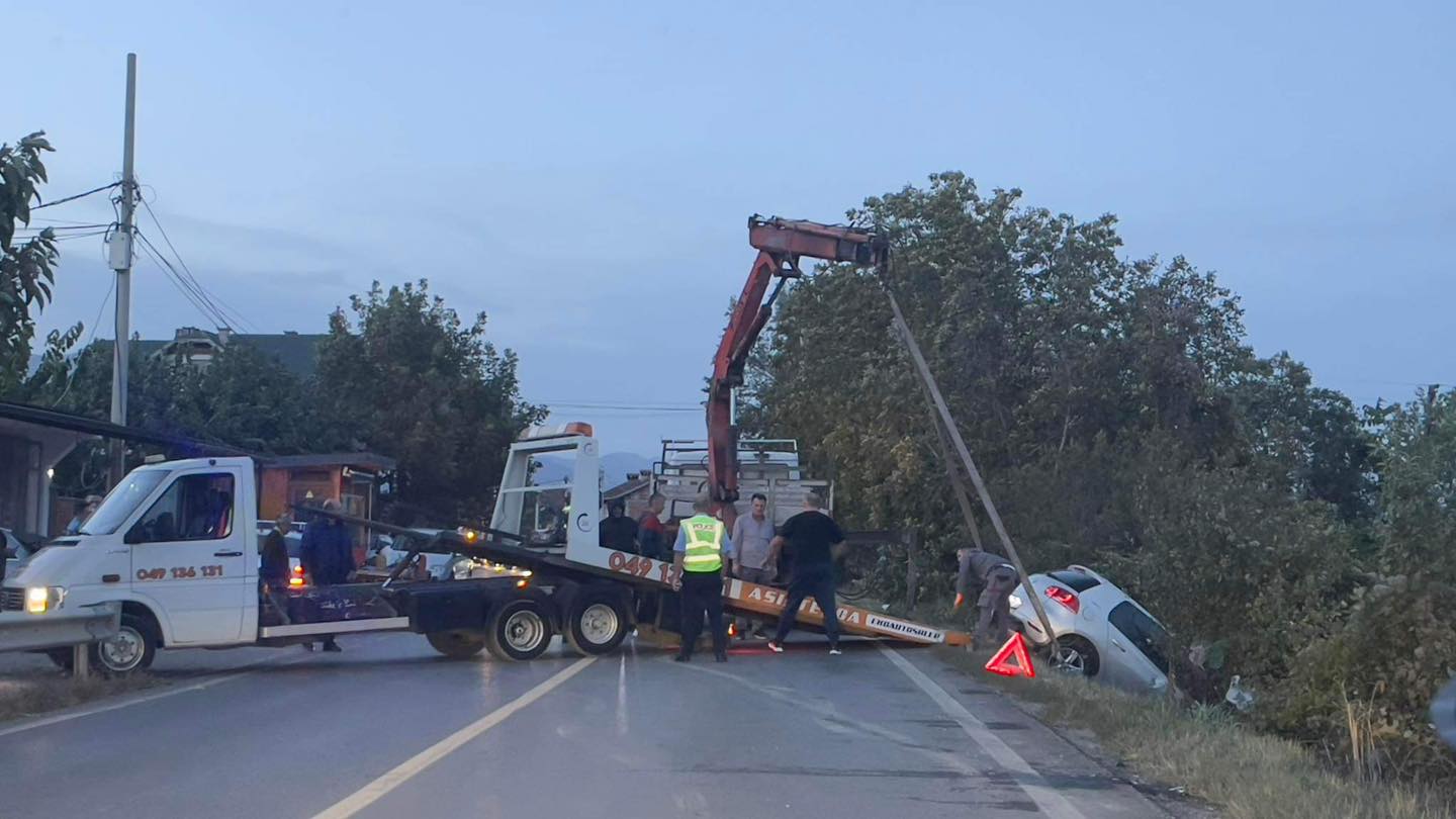 Aksident në fshatin Strellc të Deçanit, vetura del nga rruga