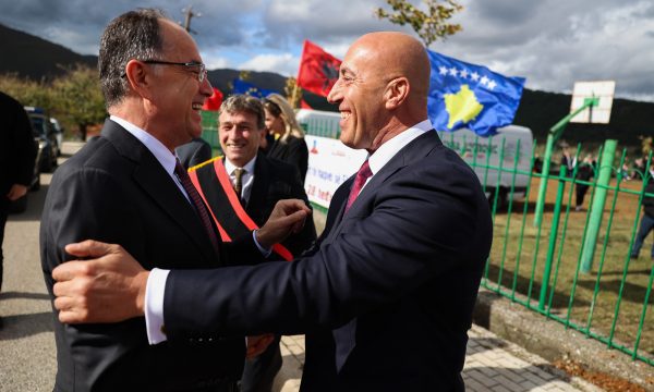 Haradinaj bën shqiponjën me Begajn në Pukë, flasin edhe për zhvillimet politike