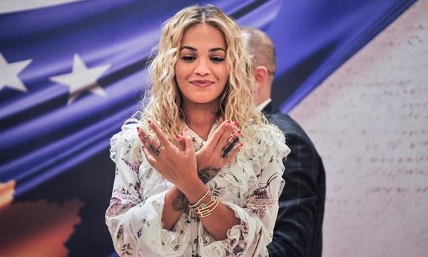 Rita Ora publikon video duke dëgjuar këngën “Mora fjalë”