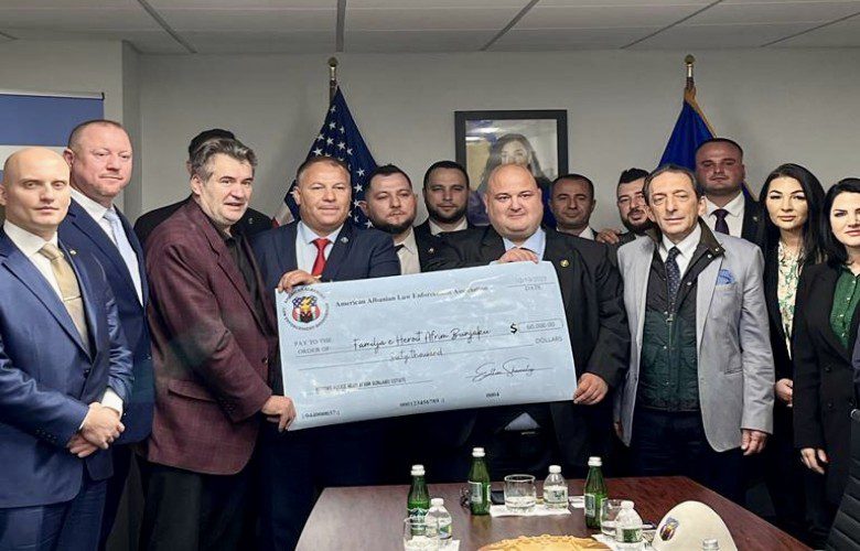 Policët shqiptarë në Amerikë dhurojnë 60 mijë dollarë për familjen e heroit, Afrim Bunjaku