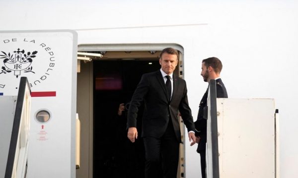 Emmanuel Macron mbërrin në Izrael