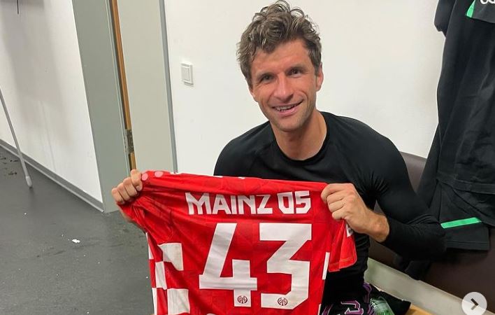 Muller e shkëmben fanellën me futbollistin shqiptar, ka një dedikim për të