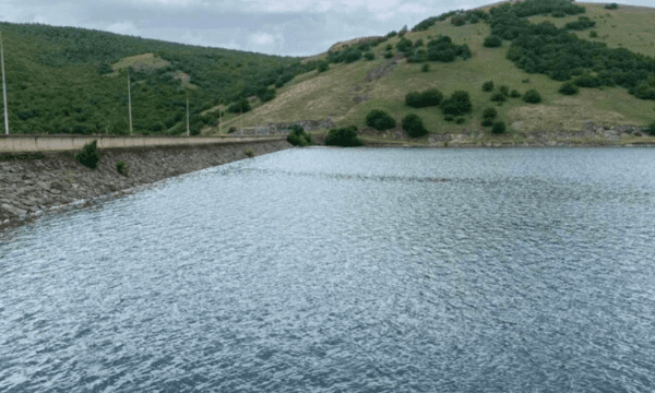 Uji nga Liqeni i Badocit ende nuk mund të përdoret për pije