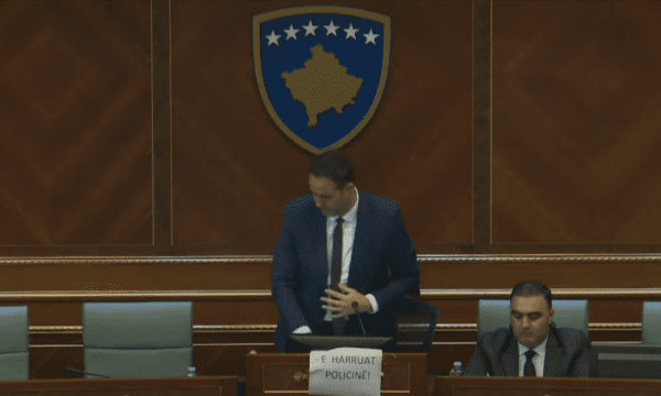 Glauk Konjufca lëshon sallën e Kuvendit pas kërkesës së Ganimete Musliut