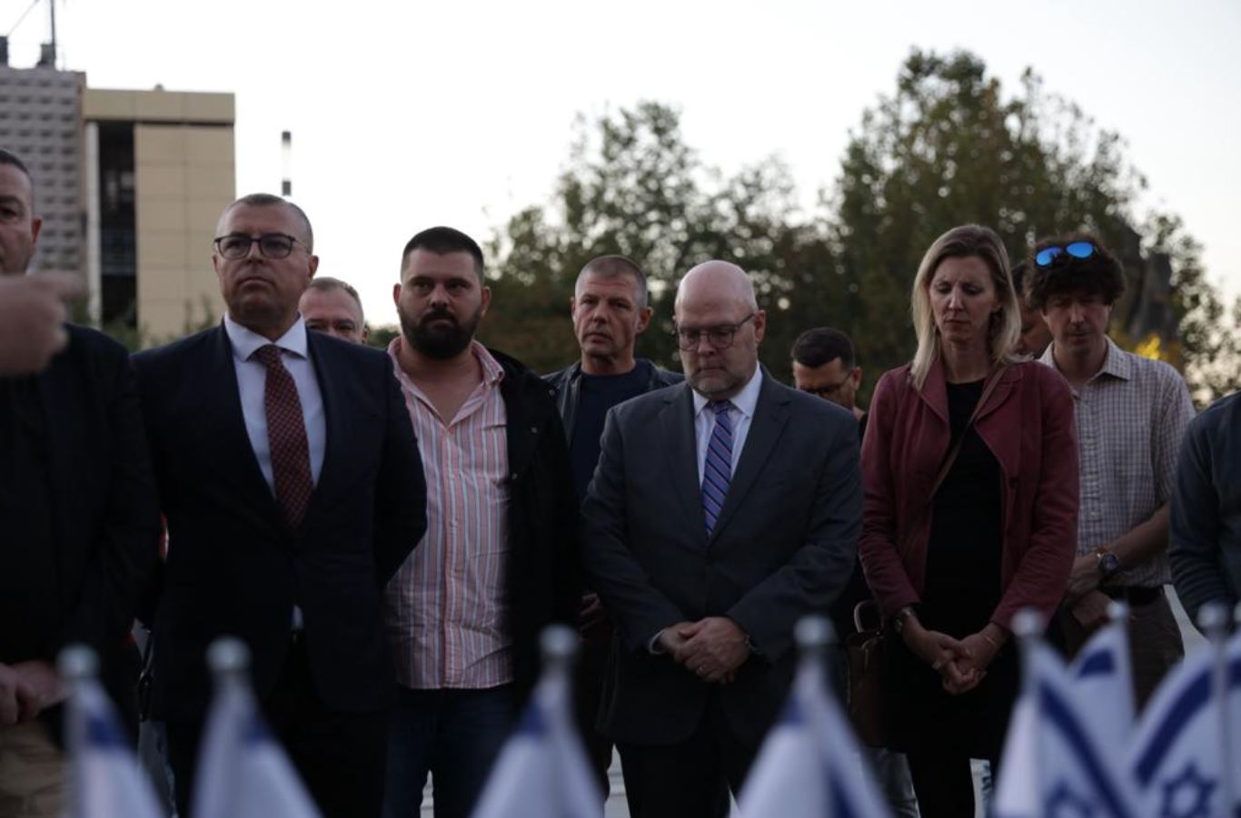 Hovenier ndez qirinj për viktimat nga sulmet në Izrael