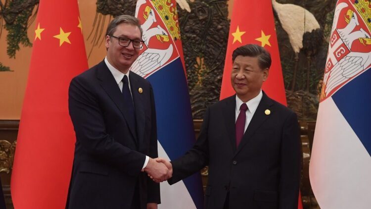 Kina e furnizon me armë Serbinë