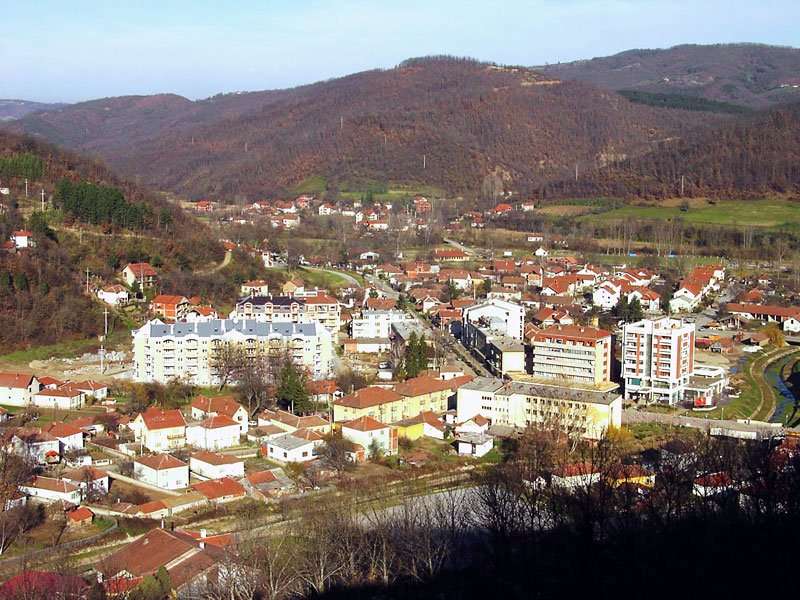 Sulmohet me gurë një familje shqiptare në Medvegjë