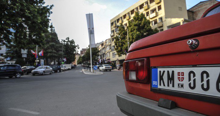 Regjistrimi i veturave me targa ilegale ‘KM’ po vazhdon ende në komunat veriore