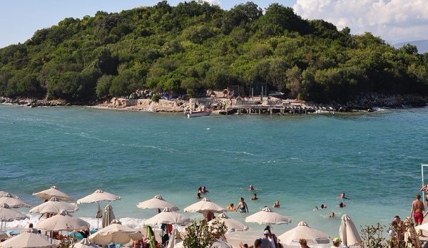 Ksamili plot me turistë në bregdet, të huajt bëjnë plazh edhe në tetor