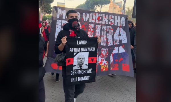 Tifozët kuqezi në Tiranë nderojnë edhe policin hero, Afrim Bunjaku