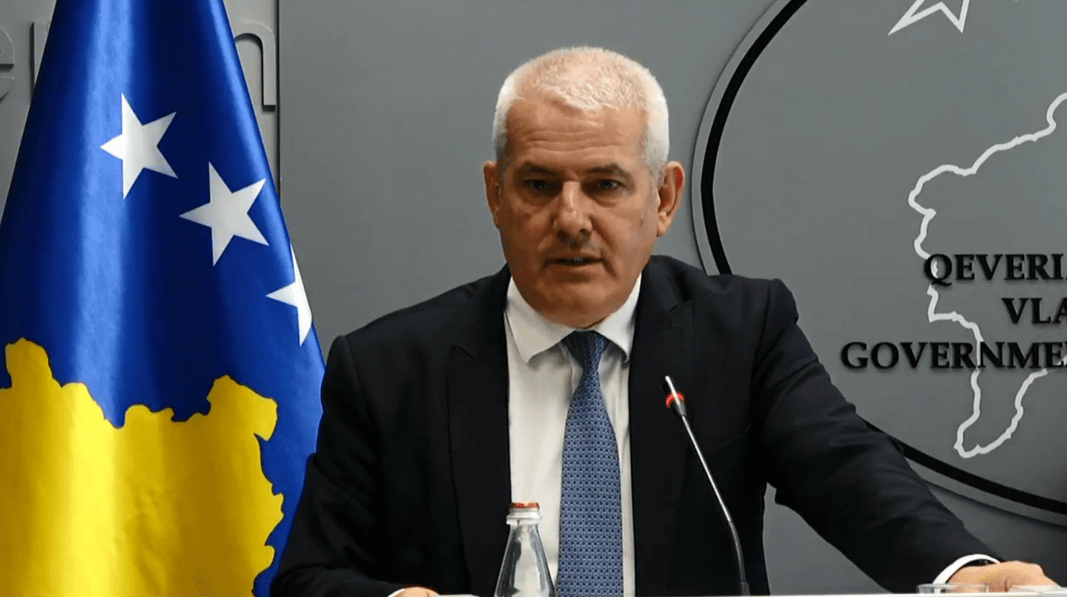 Sveçla: Armatimi i konfiskuar në veri – sinjal për nivelin e përgatitjeve të sulmeve nga Serbia