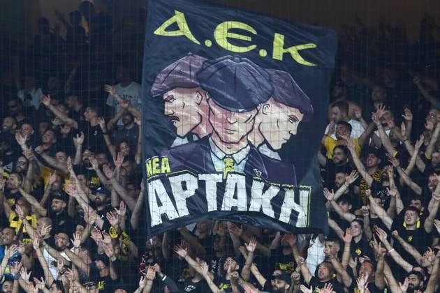 Tifozët e AEK-ut të Athinës me mesazhin “Kosova është Shqipëri” në ndeshjen e Ligës së Evropës ndaj Ajaxit